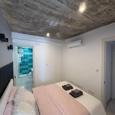 Apartment Paceville - 2a - Bright 2br With Balcony & Ac Near Night Life