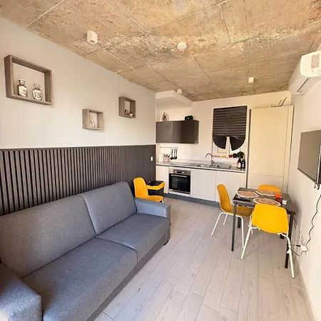 Paceville - 2a - Bright 2br With Balcony & Ac Near Night Life *