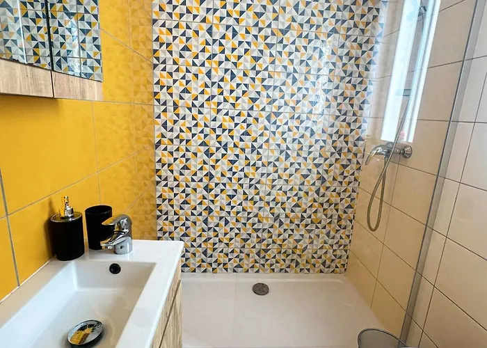 Paceville - 2a - Bright 2br With Balcony & Ac Near Night Life Lägenhet